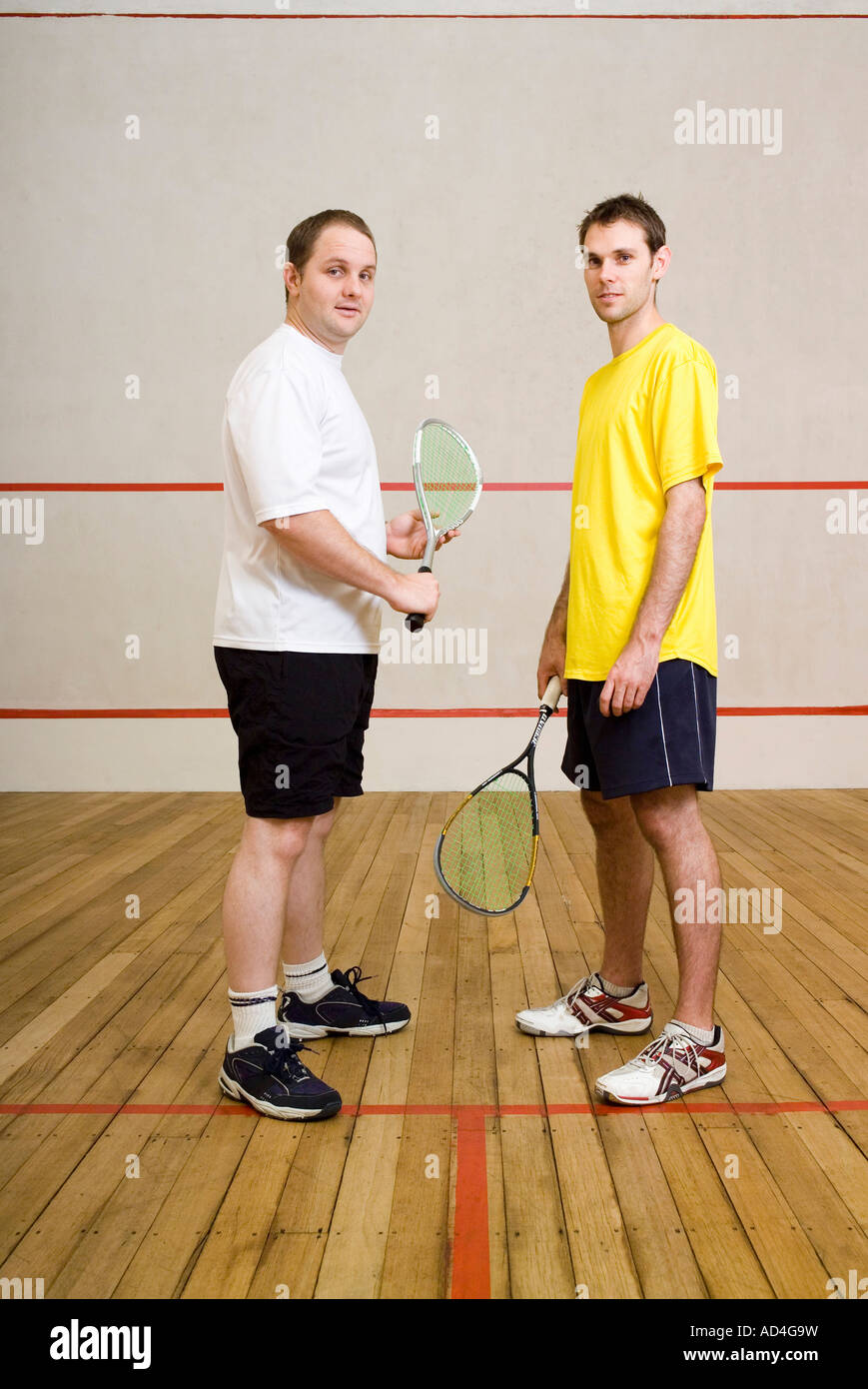 Due uomini stavano in piedi su un campo da squash Foto Stock