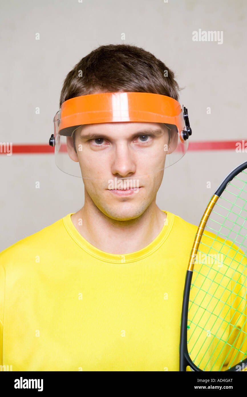 Ritratto di un uomo che indossa una visiera e tenendo una racchetta da squash Foto Stock