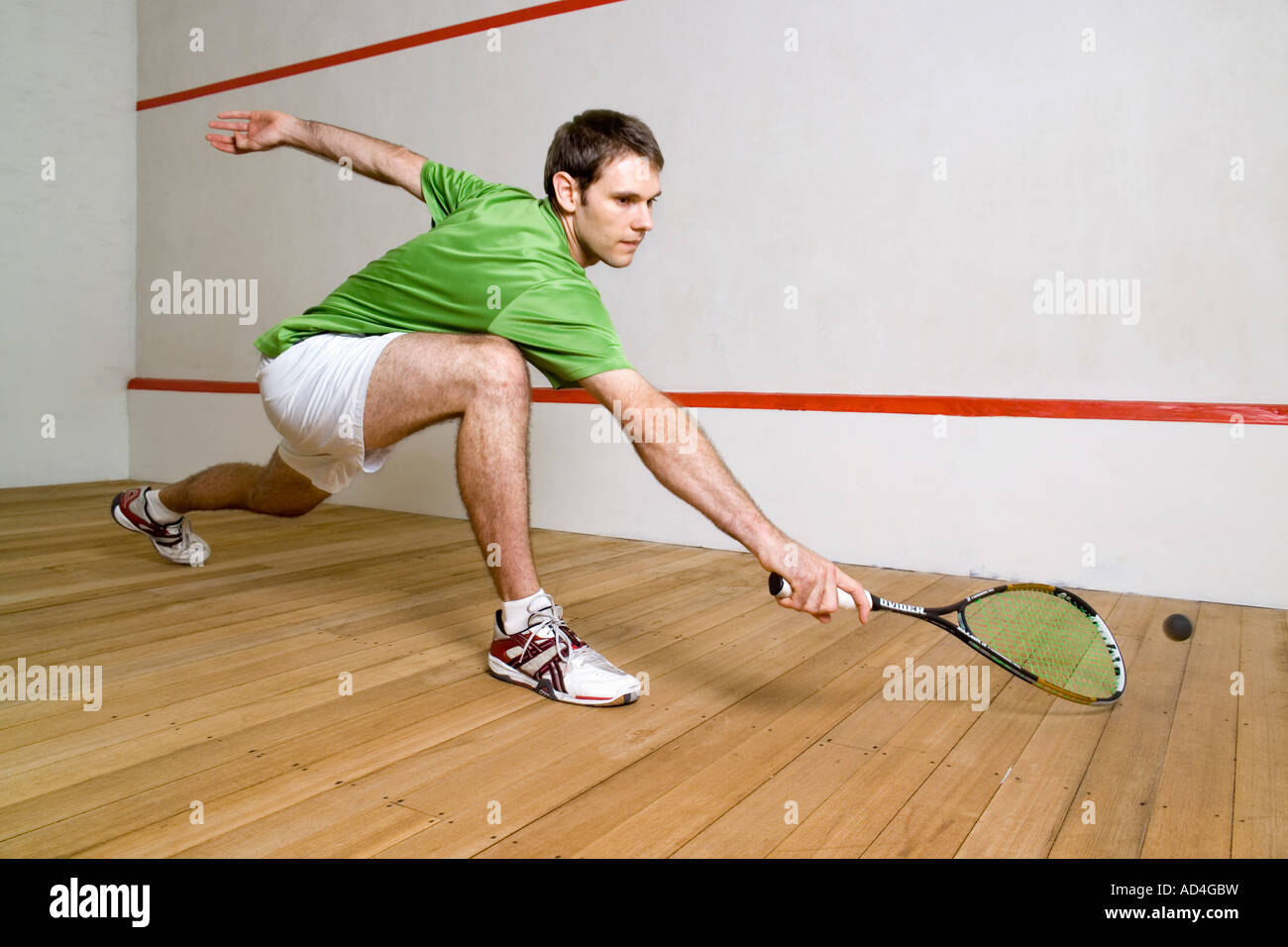 Un uomo a giocare a squash Foto Stock