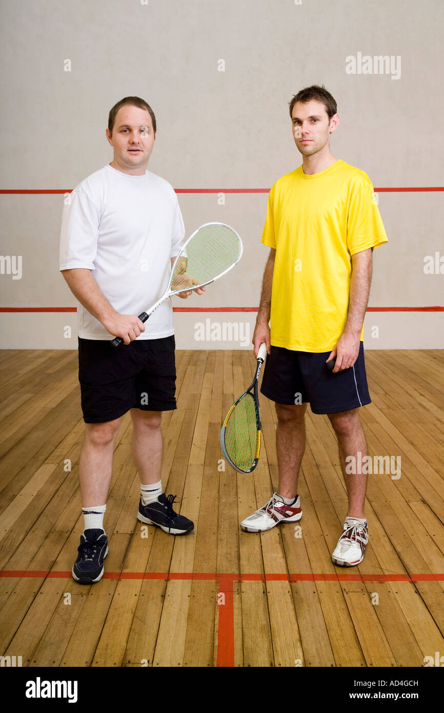 Due uomini stavano in piedi su un campo da squash Foto Stock