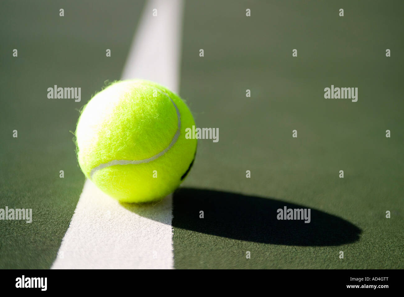 Una palla da tennis seduto su una linea bianca Foto Stock