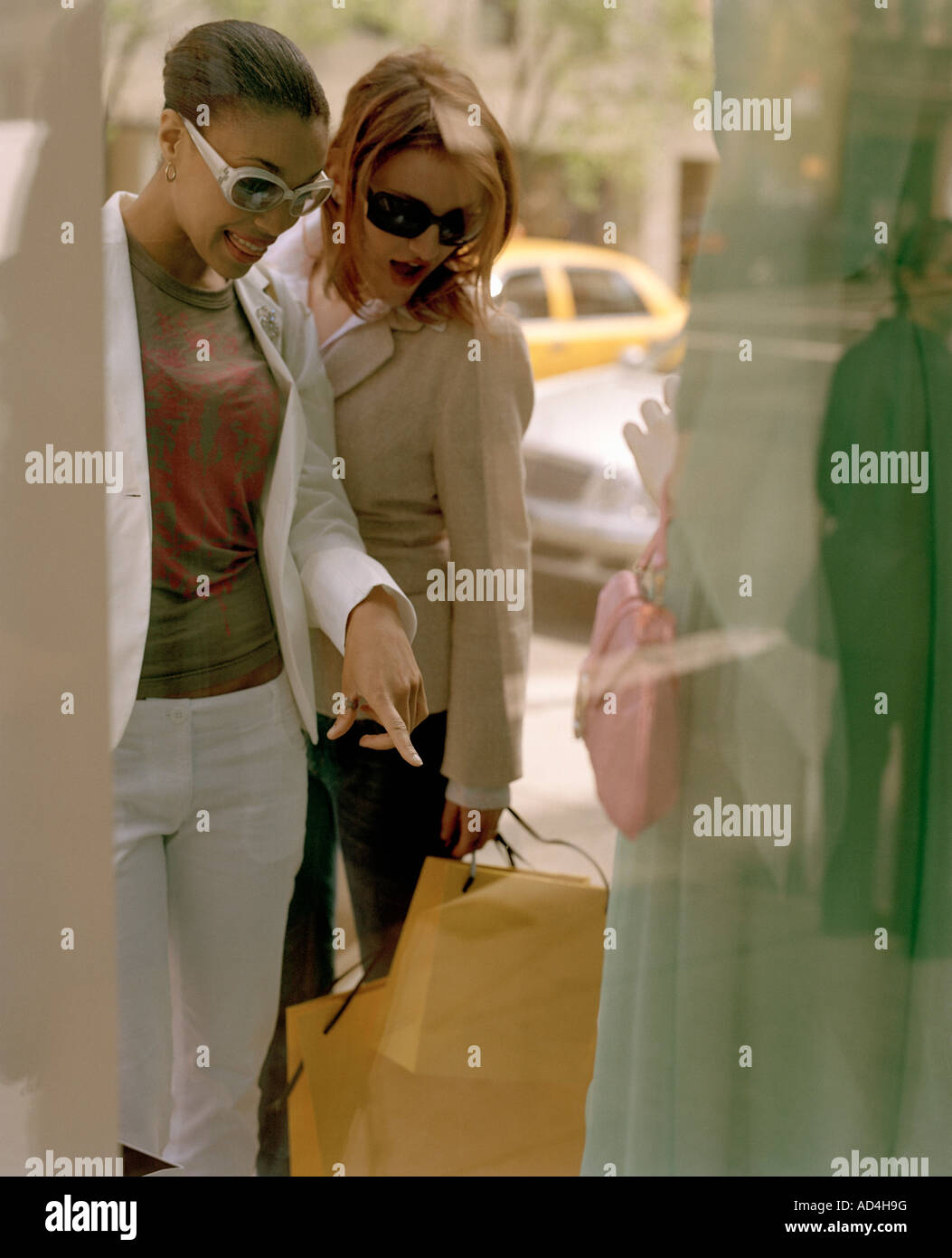 Due donna che guarda nella vetrina di un negozio. Foto Stock