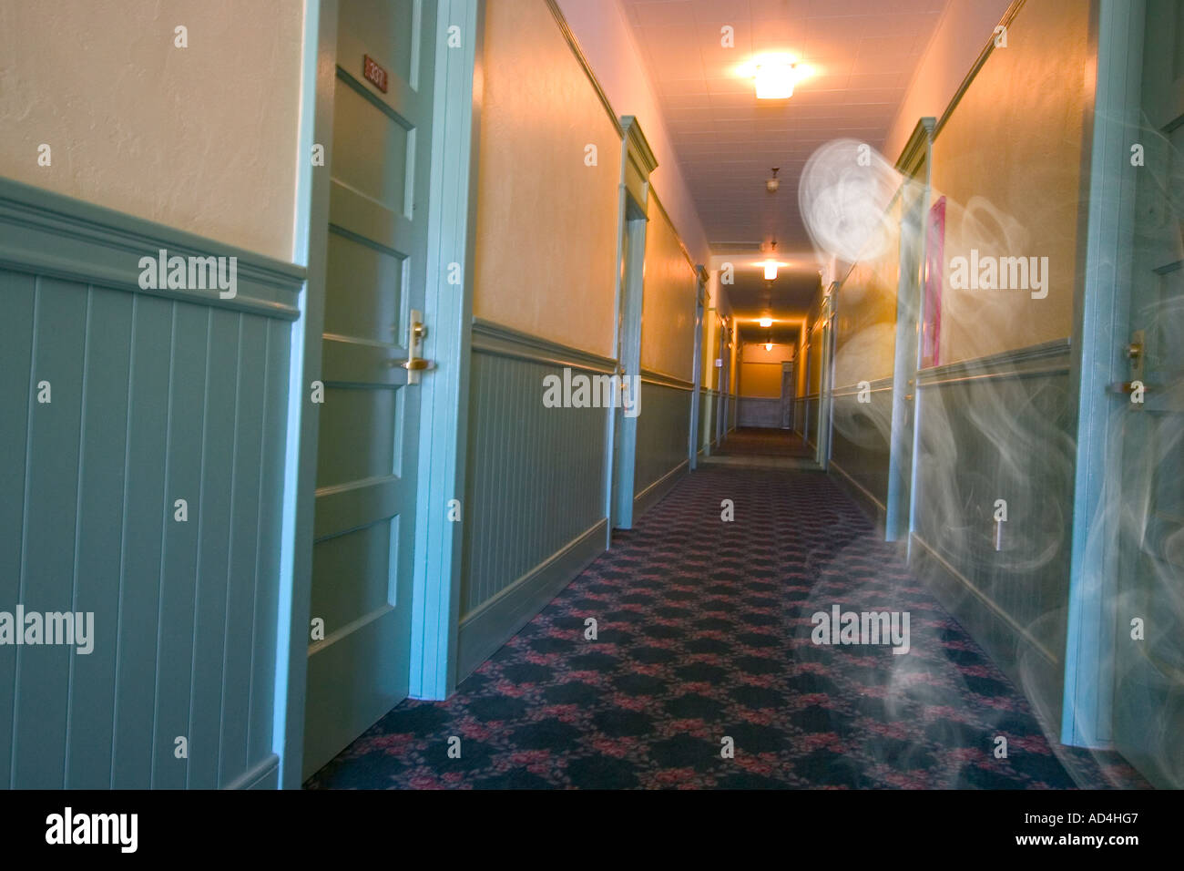 Ghost-ectoplasm - nebbia in haunted hotel hallway Foto Stock