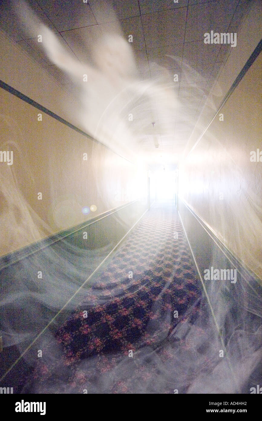 Ghost-ectoplasm - nebbia in haunted hotel hallway Foto Stock