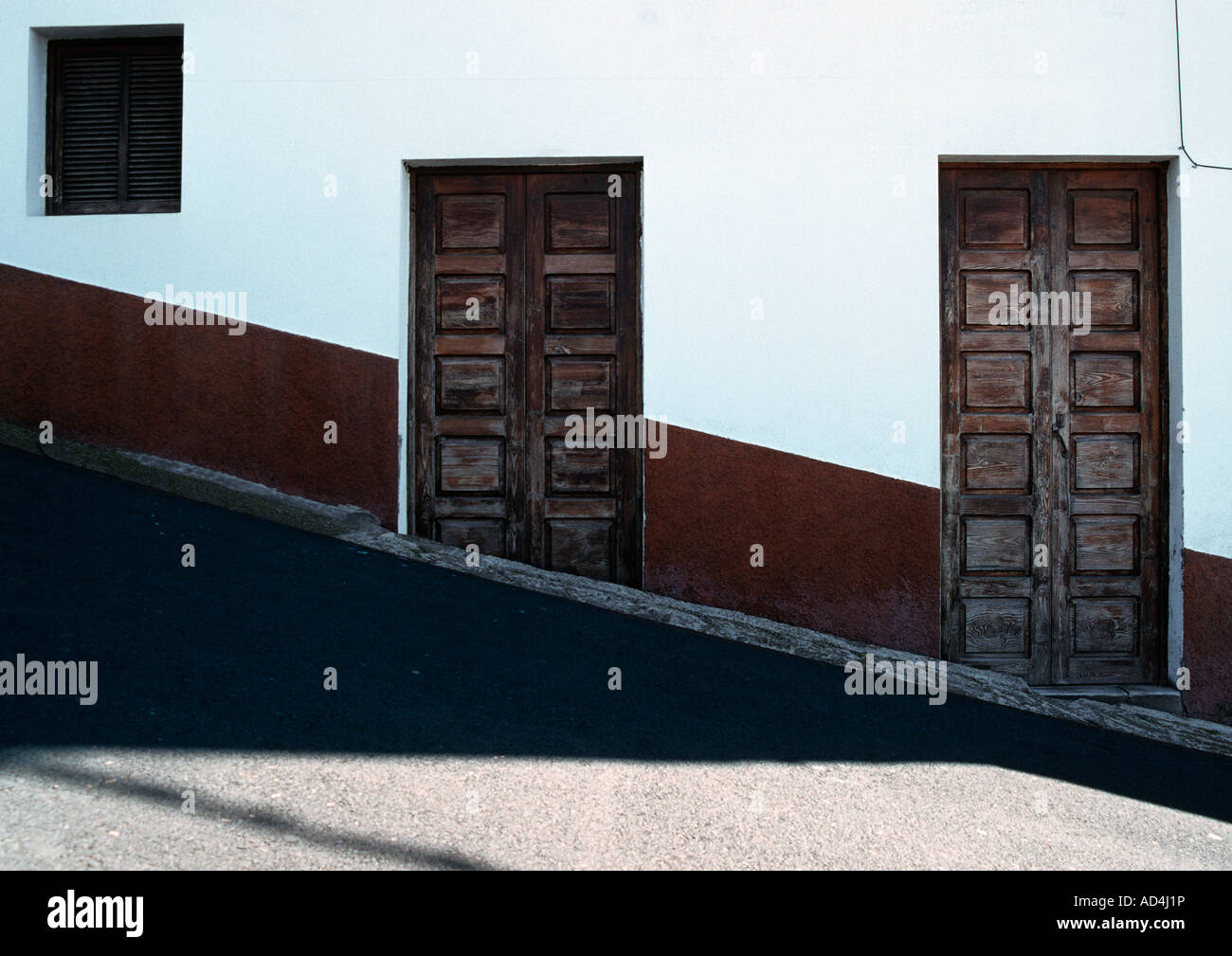 Porte in legno di un edificio residenziale su una collina, la Palma Isole Canarie Spagna Foto Stock
