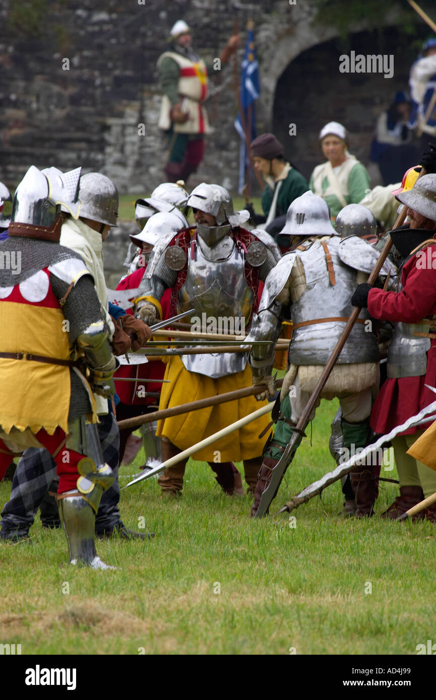 Simulazione di battaglia medievale essendo attuata a giostra festival, Berkeley Castle, Gloucestershire, England Regno Unito Foto Stock