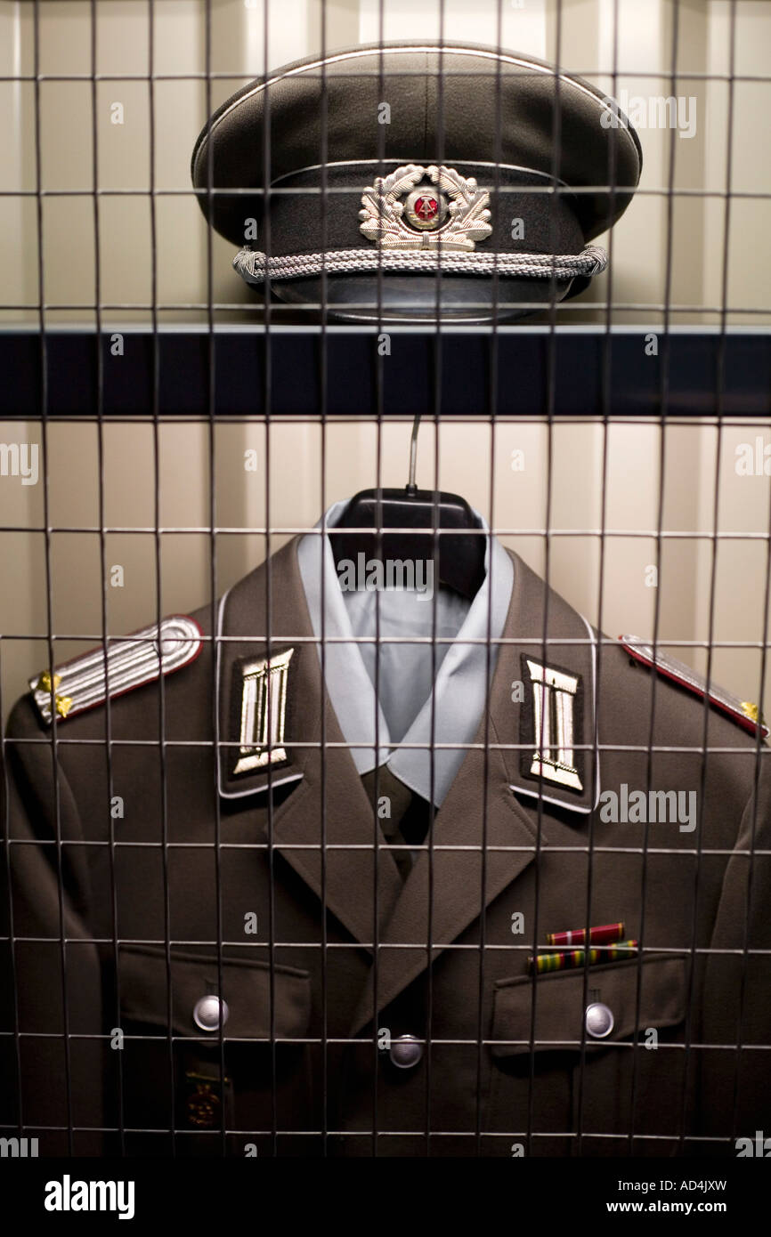 Un uniforme dalla polizia segreta della Repubblica democratica tedesca Foto Stock