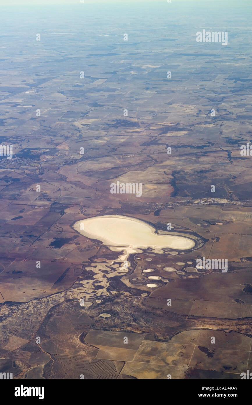 Vista aerea di laghi di sale all'interno di un paesaggio rurale Foto Stock