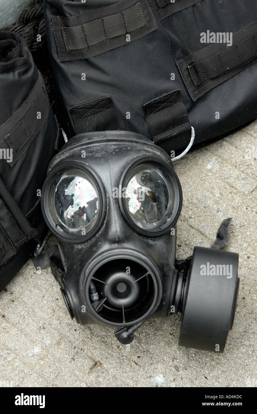 Nero militare maschera a gas e gli indumenti di protezione per la chimica e la guerra biologica Foto Stock