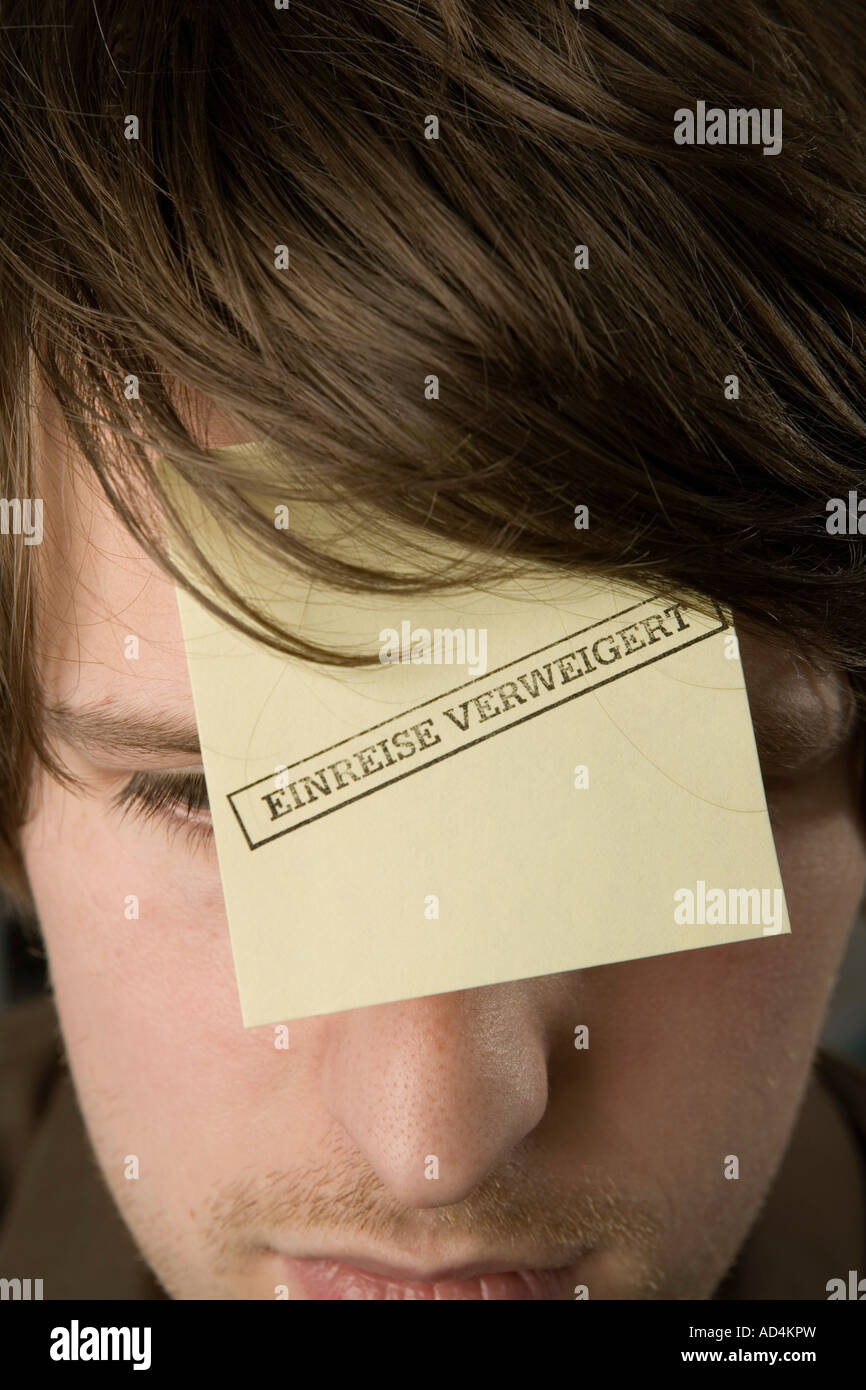 Un uomo con un adesivo nota sulla sua fronte stampigliato " negato ingresso" Foto Stock