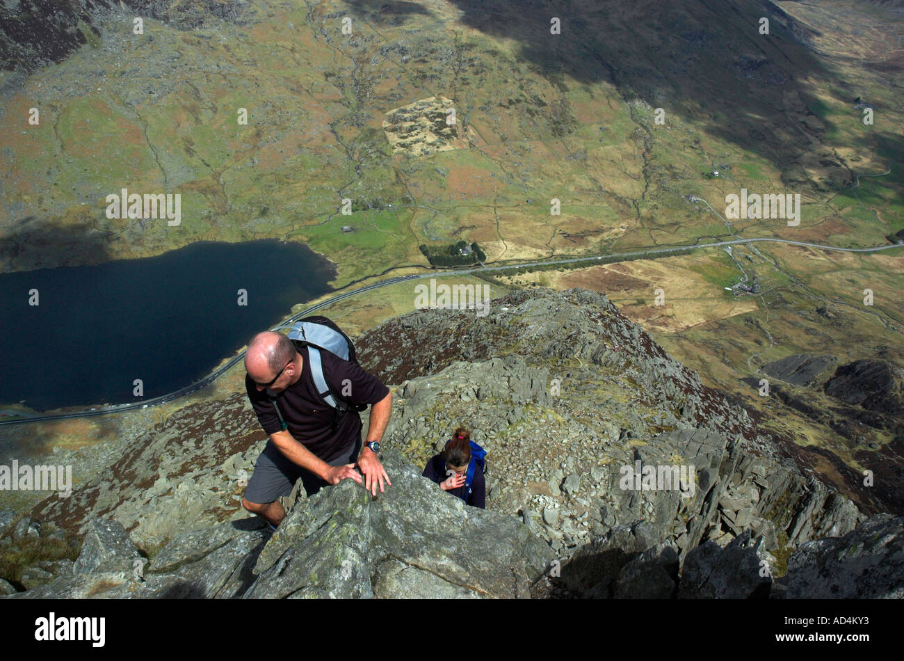 Gli alpinisti sul molto ripido tratto di Tryfan con vedute strepitose giù nella valle Ogwen Foto Stock