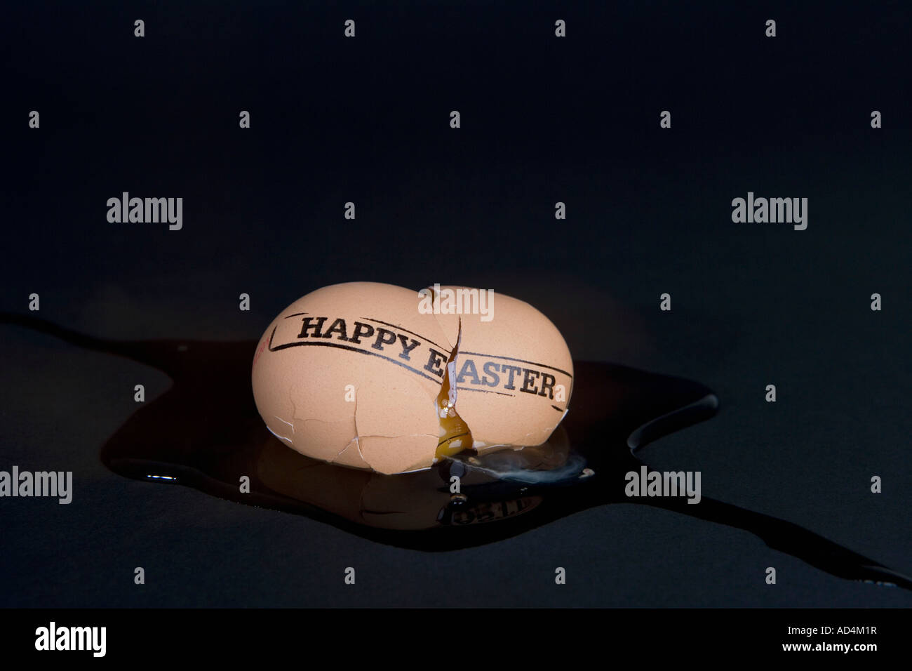 Un uovo rotto timbrata "Felice Pasqua" Foto Stock