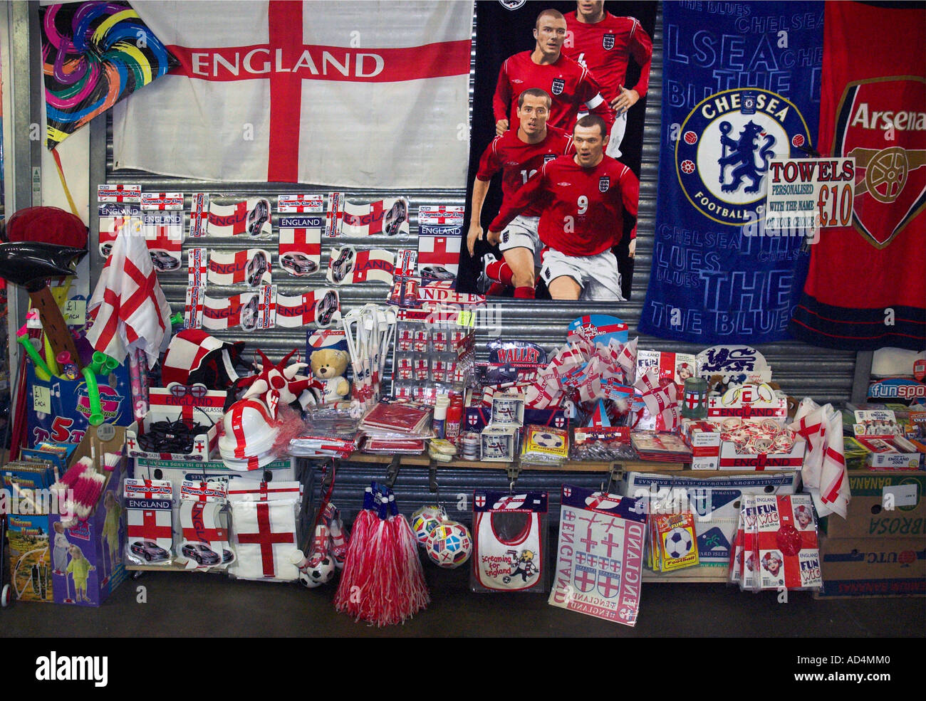 England Football memorabilia per la vendita su un mercato in stallo Foto Stock