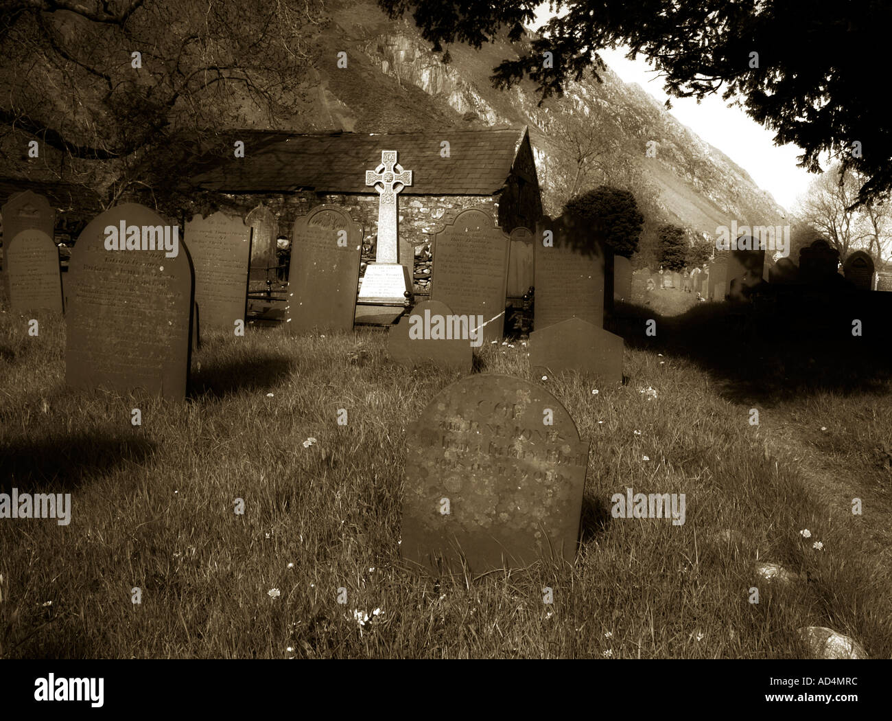 Tombe nel sagrato della chiesa nel villaggio di Nant Peris in Snowdonia Foto Stock