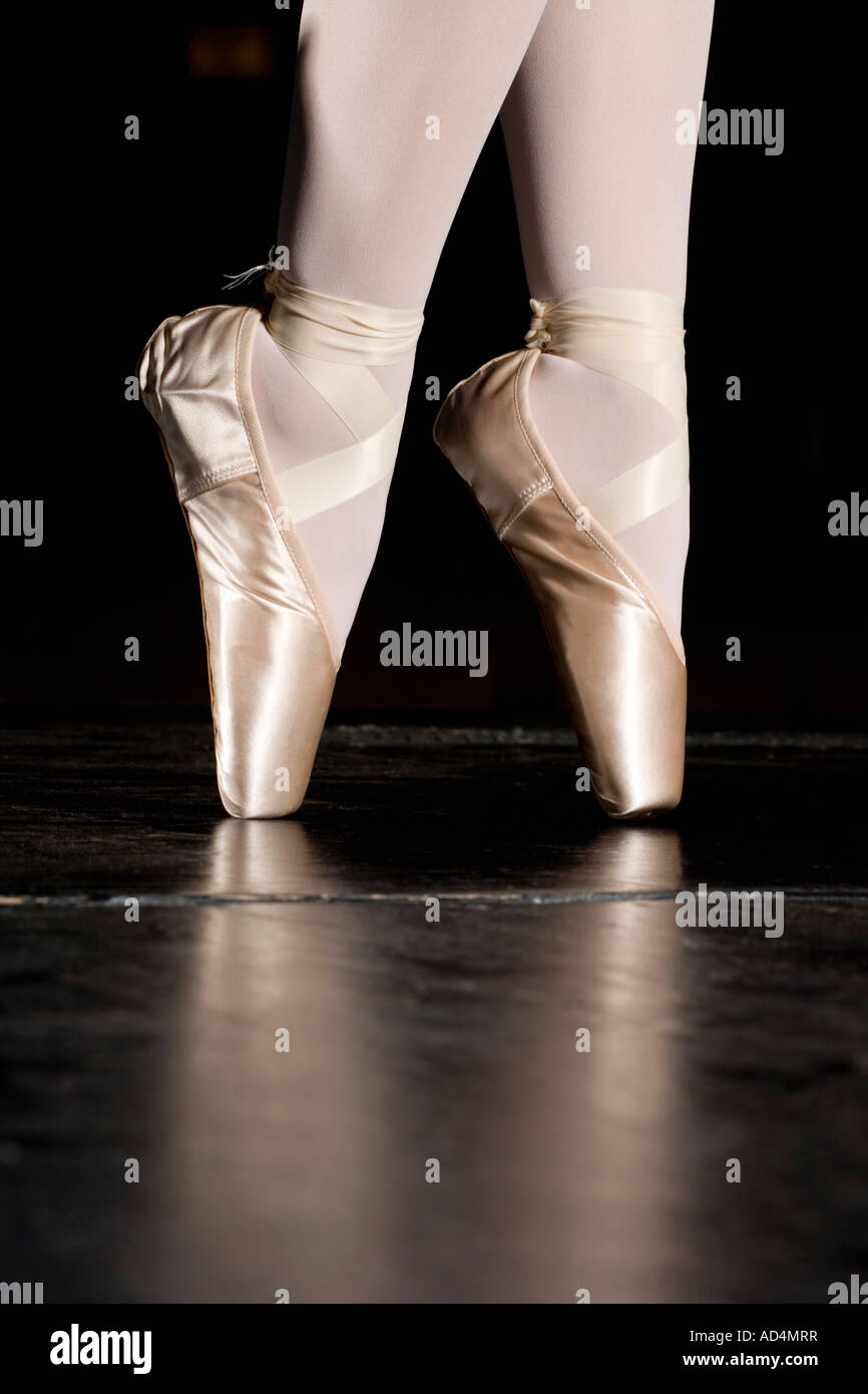 Una ballerina in equilibrio su di lei tiptoes Foto Stock