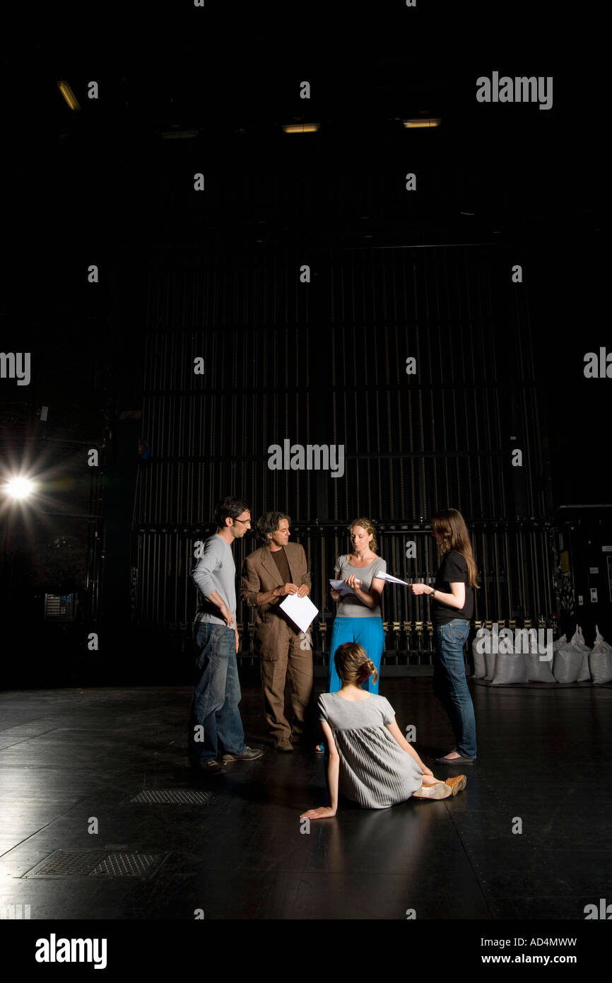 Ripassare gli attori in un teatro Foto Stock