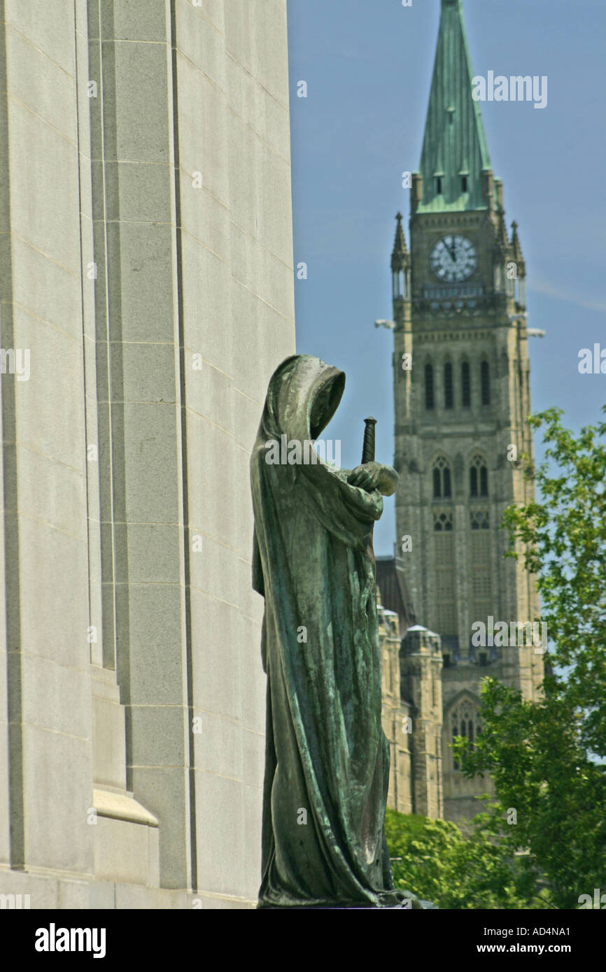 Statua di Justitia di Walter Allward di fronte alla Corte Suprema del Canada Building. Ottawa, Ontario, Canada. Foto Stock
