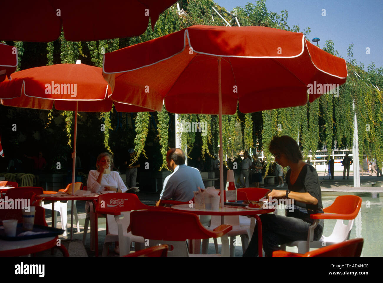 Siviglia Spagna Cafe all'Expo 92 di mangiare sotto gli ombrelloni Foto Stock