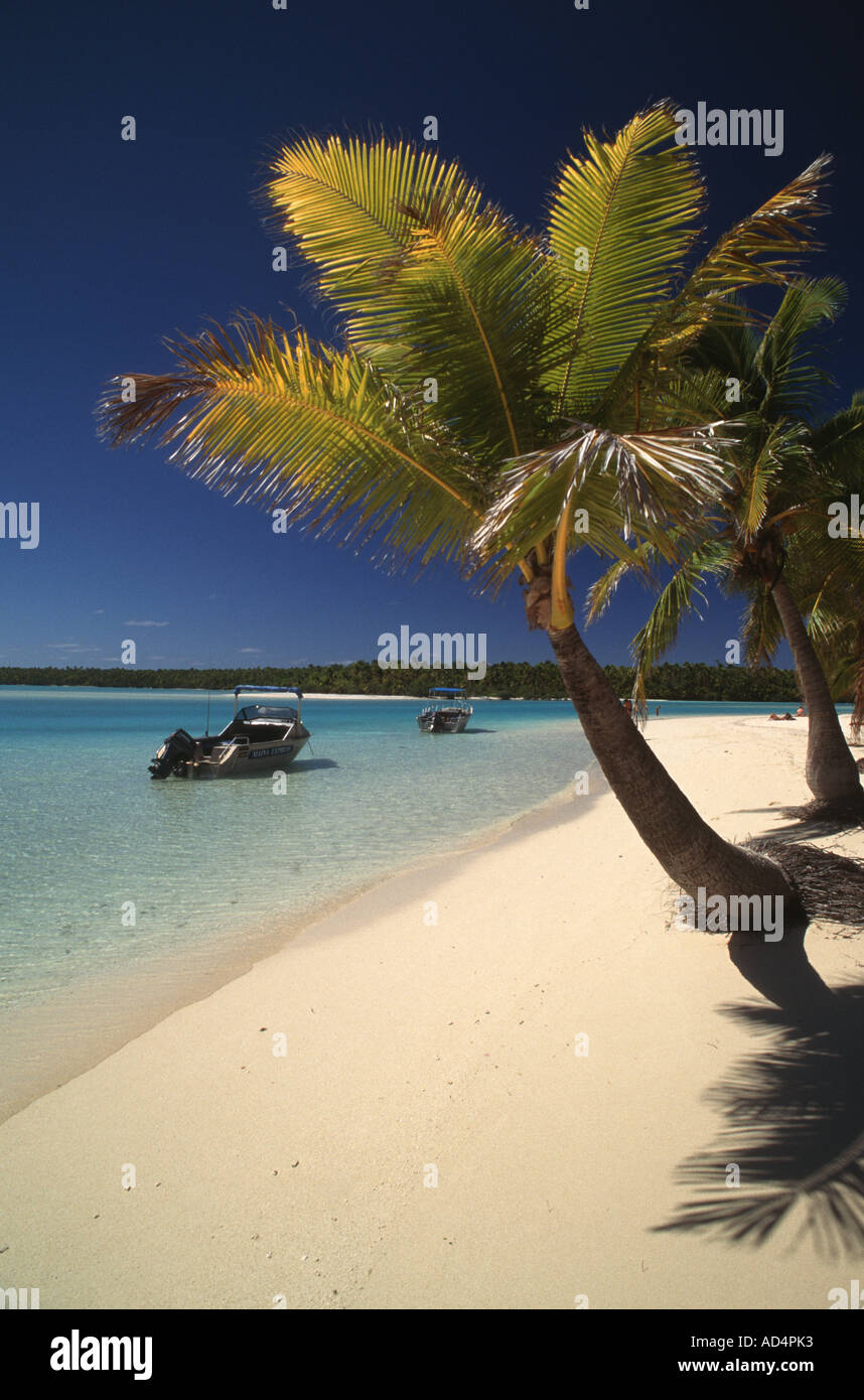 Barche ancorate in acque turchesi di Aitutaki Isole Cook Foto Stock