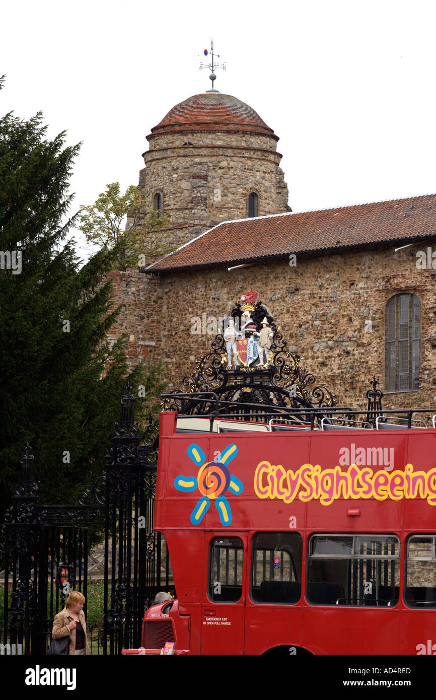 Una parte superiore aperta tour bus presso il castello di Colchester che è il più grande Norman tenere in Inghilterra e ex quartier generale per il n. Foto Stock