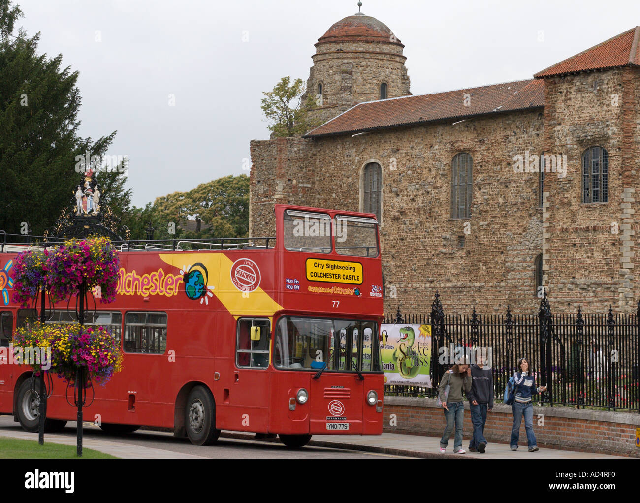 Una parte superiore aperta tour bus presso il castello di Colchester che è il più grande Norman tenere in Inghilterra e ex quartier generale per il n. Foto Stock