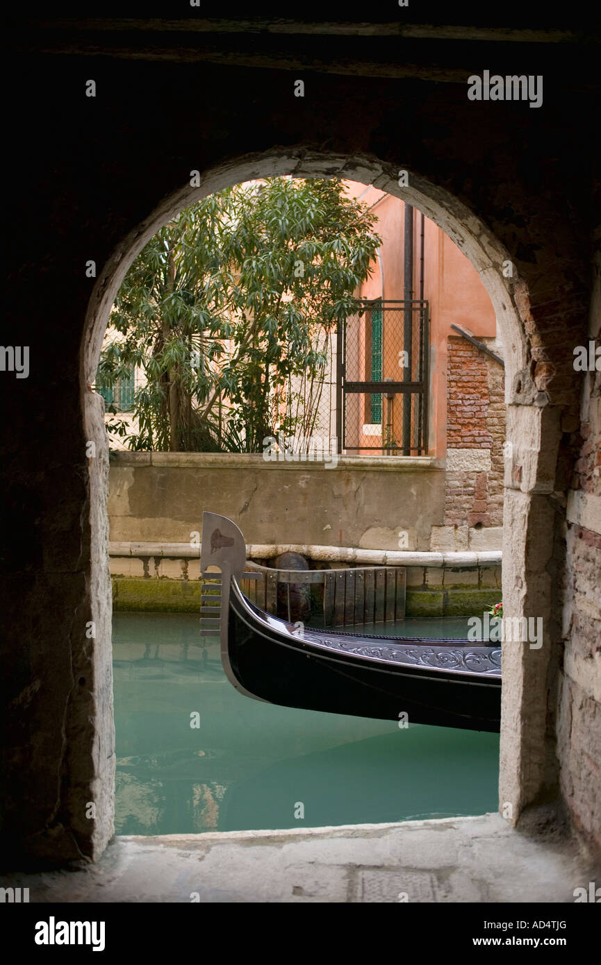 Un'arcata su un canale di Venezia Foto Stock
