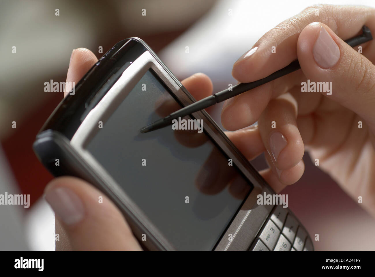 Dettaglio di una donna usando un telefono cellulare con una penna digitalizzata Foto Stock