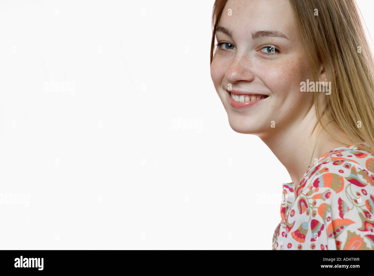 Un ritratto di una giovane donna sorridente Foto Stock