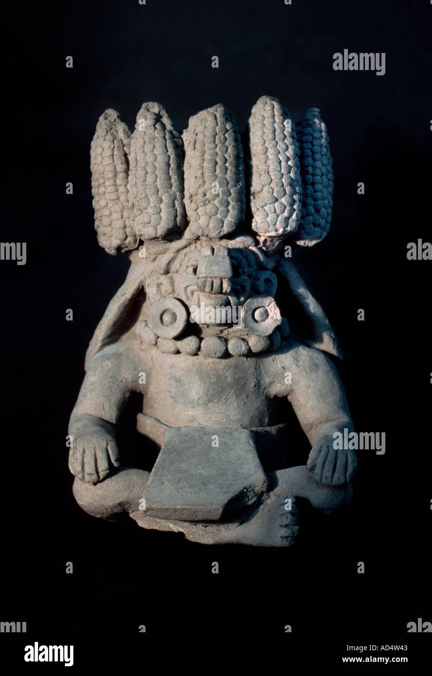 Urna in ceramica artefatto raffigurante il dio della pioggia Cocijo con un motivo di mais headress, Oaxaca, Messico Foto Stock