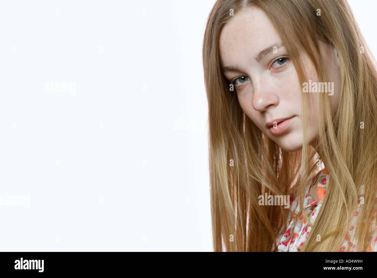 Ritratto di una giovane donna staring Foto Stock