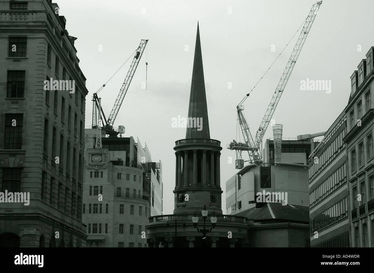 Tutte le anime chiesa con costruzione circostante, nel centro di Londra, Inghilterra, Regno Unito. Foto Stock