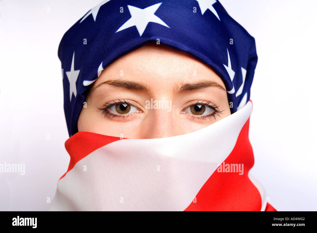 La donna musulmana che indossa un americano USA USA, bandiera come hijab burqa con uno sfondo bianco Foto Stock