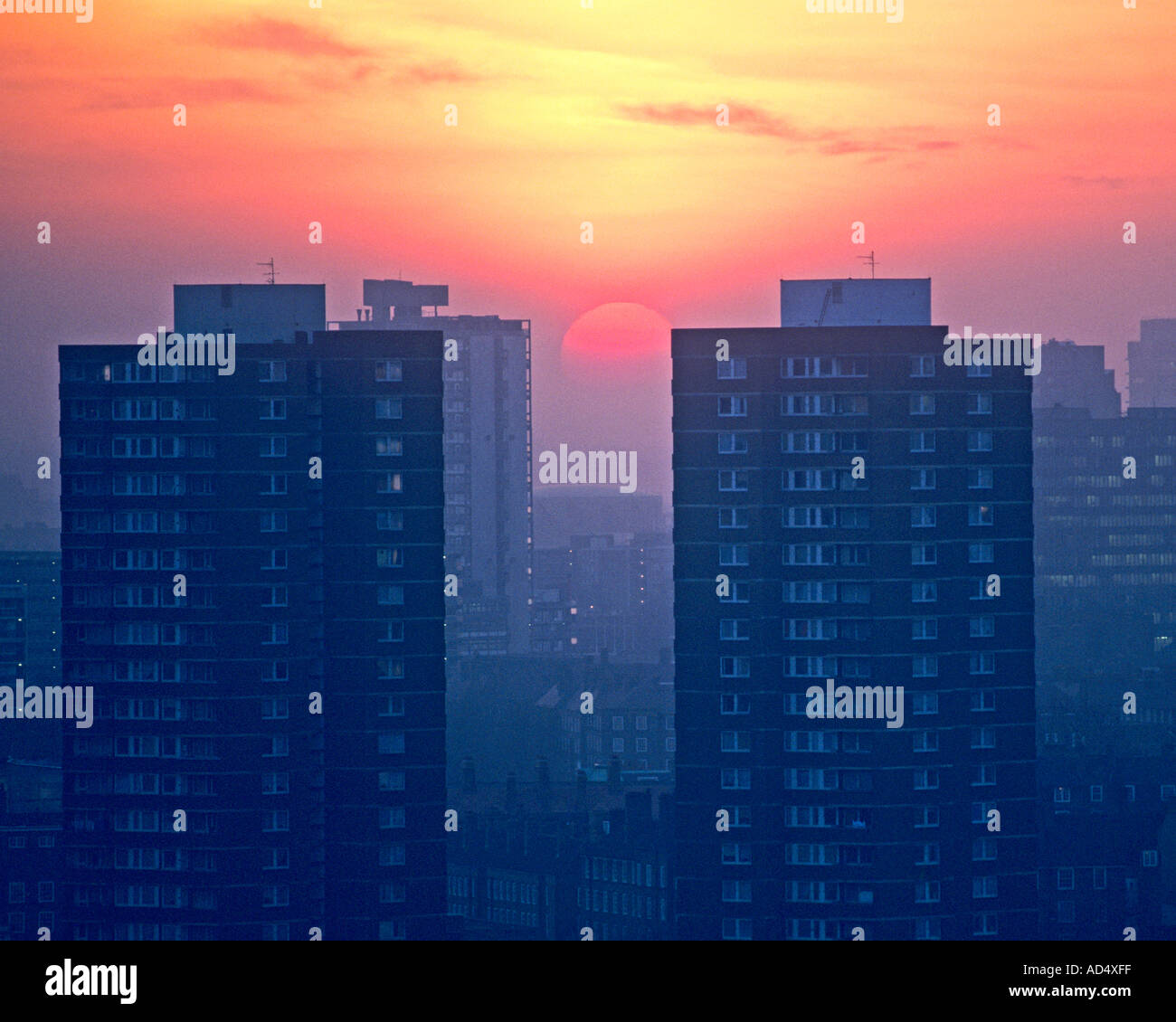 Londra alta torre di blocchi blocchi residenziali al tramonto Londra Inghilterra REGNO UNITO Foto Stock