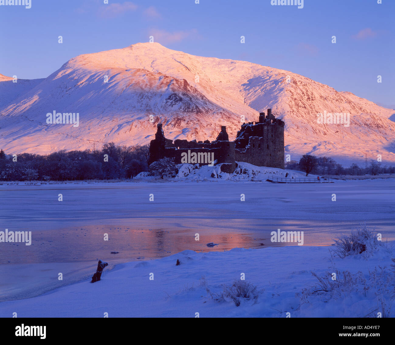 Kilchurn Castle da Loch Awe vicino Dalmally, Argyll and Bute, Scotland, Regno Unito. La prima mattina la luce sul Beinn Eunaich Foto Stock