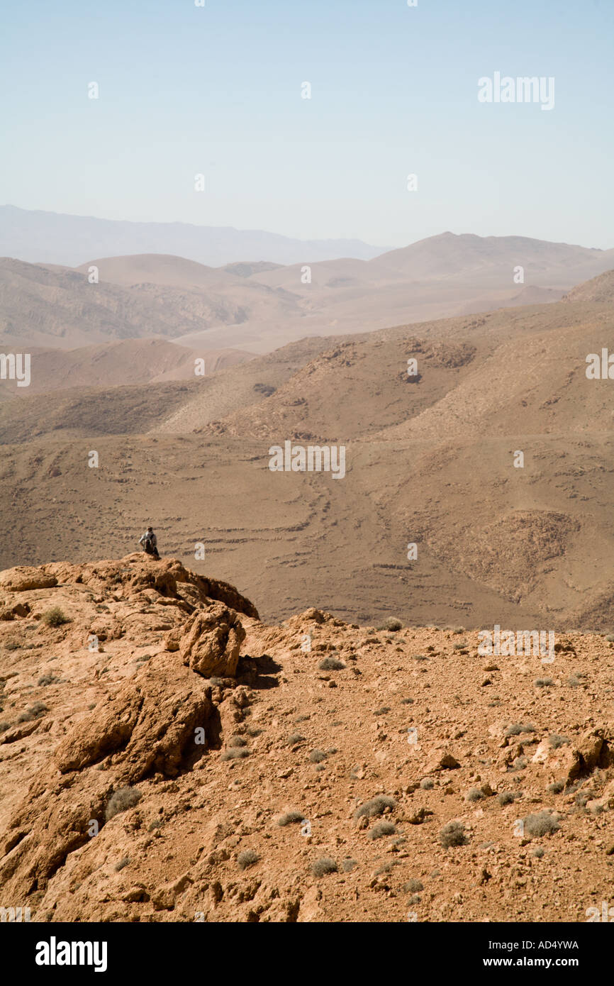 Todra Gorge e escursionista solitario, Marocco, Africa del Nord Foto Stock