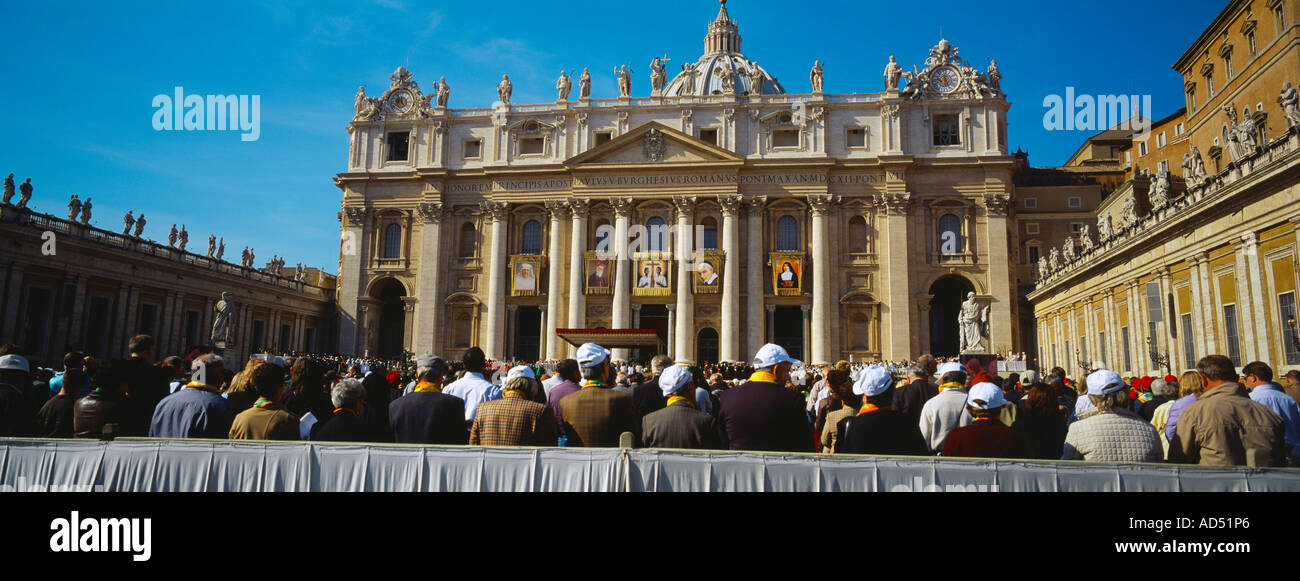 Vaticano Roma Italia la folla in Piazza San Pedro alla beatificazione Foto Stock