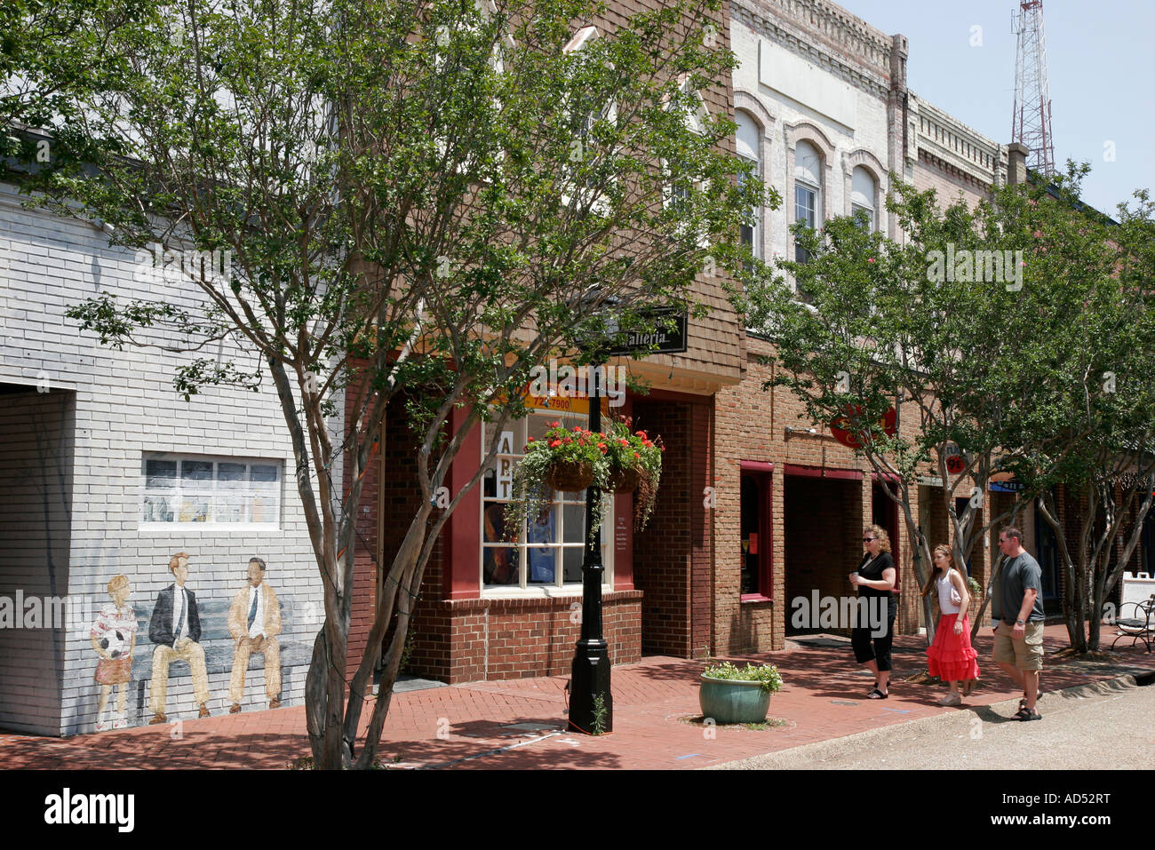Hampton Virginia, Tidewater Area, Queen's Way, quartiere storico, famiglie genitori genitori bambini, shopping shopper shopping negozi negozi Marke Foto Stock