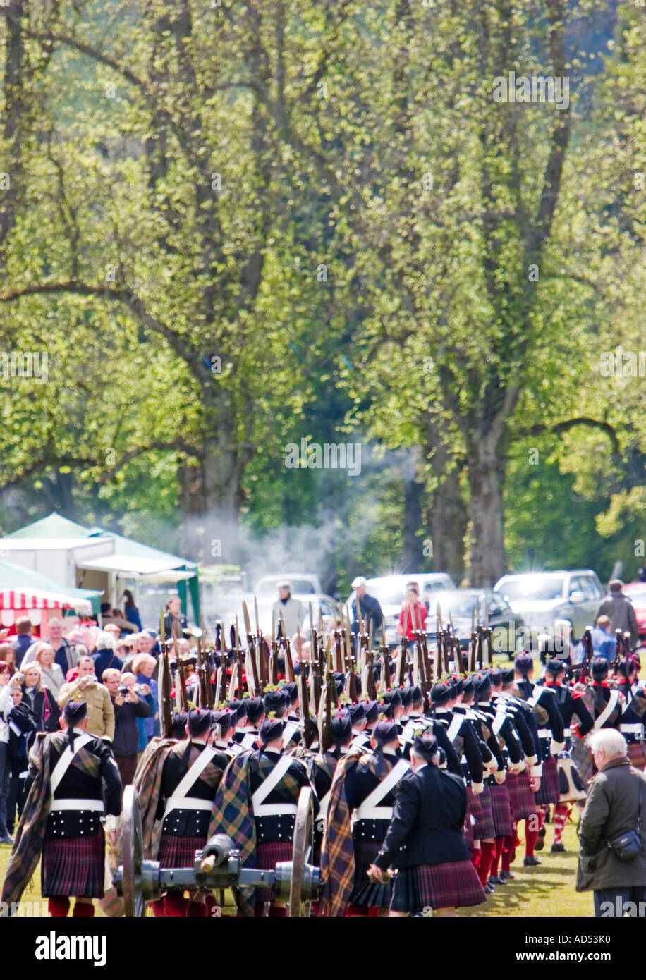 Atholl Montanari marching casa lontano dal 2006 la raccolta di giochi delle Highland Foto Stock