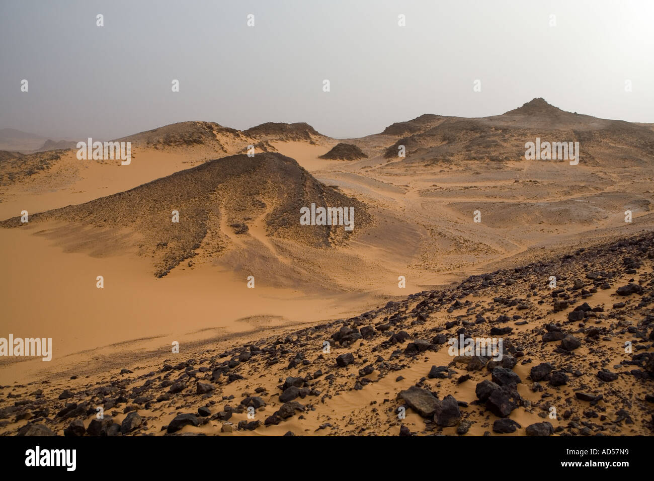 Sun impostazione tramite storm haze in rotta di Wadi Sura, il Deserto del Sahara, Egitto Foto Stock