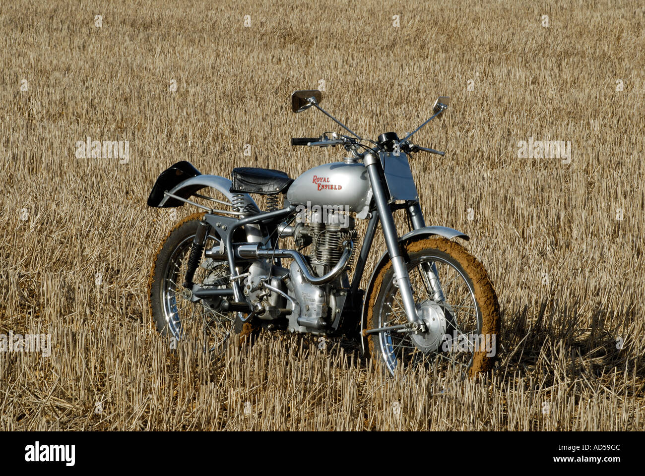 Royal Enfield 350cc prove moto in un campo di stoppie di paglia Foto Stock