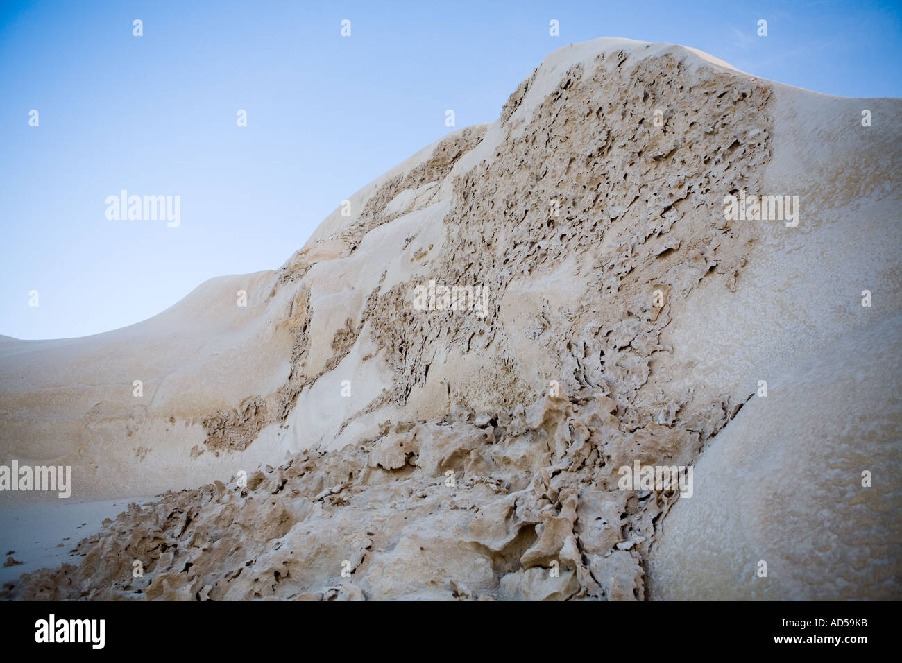 Scultoree forme di roccia contro un cielo blu. Deserto Bianco Farafra, Egitto. Foto Stock