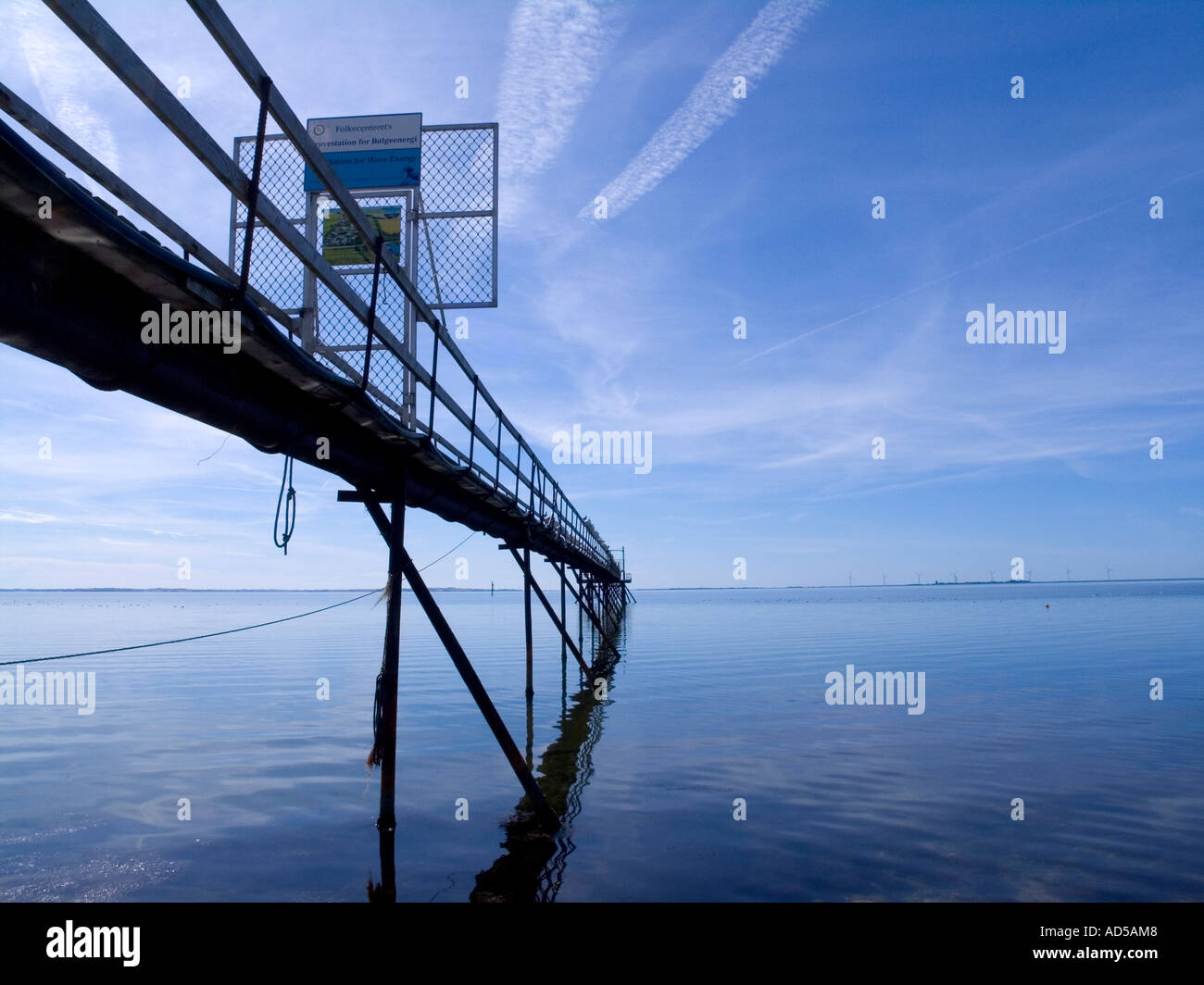 Tecniche di installazione dal molo di Nissum Bredning dello Jutland in Danimarca ondata energetica > stazione di test Wave Dragon Foto Stock