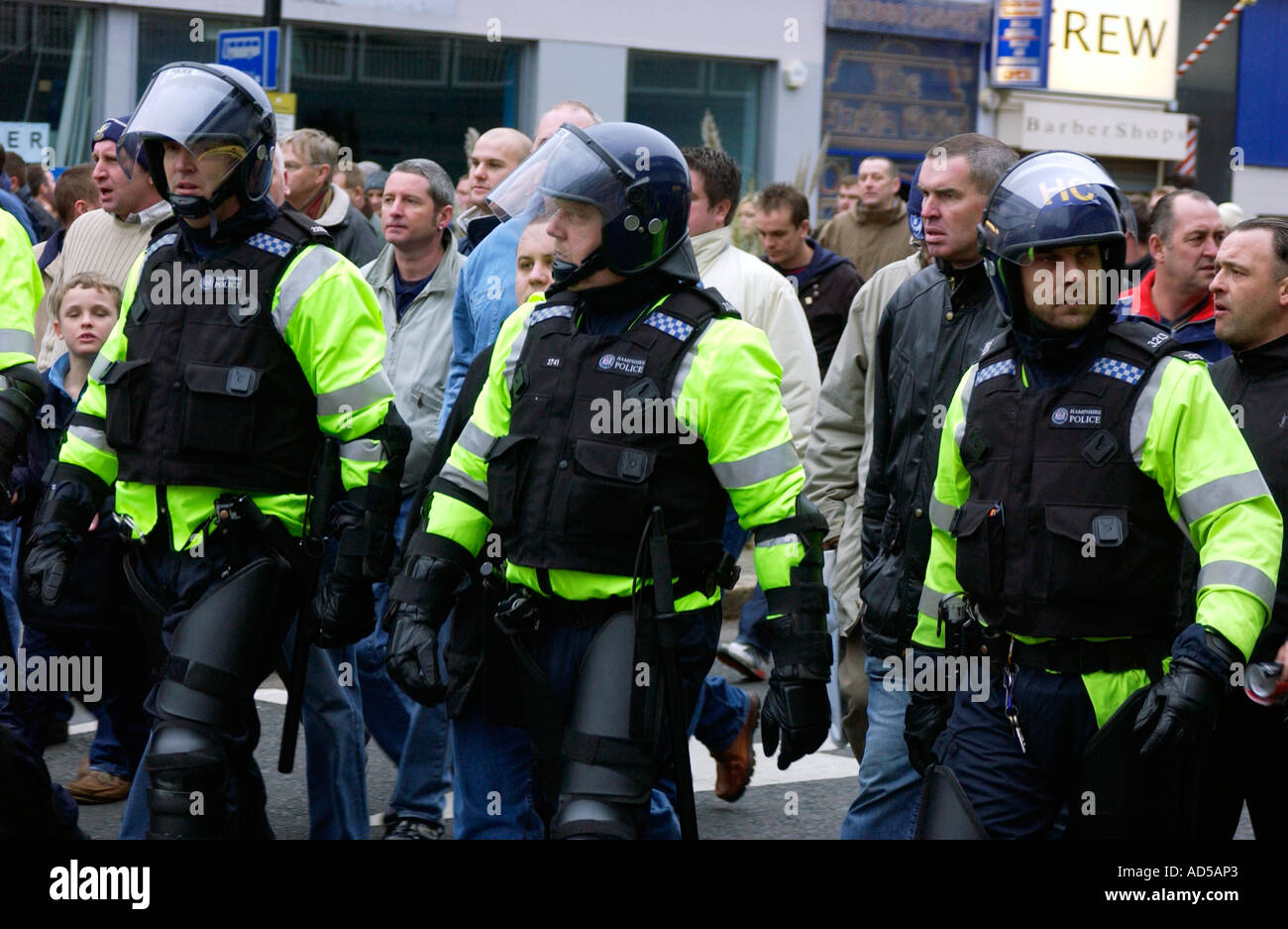 I funzionari di polizia antisommossa dentata di comando i tifosi di calcio a livello locale derby Southampton v Portsmouth Foto Stock