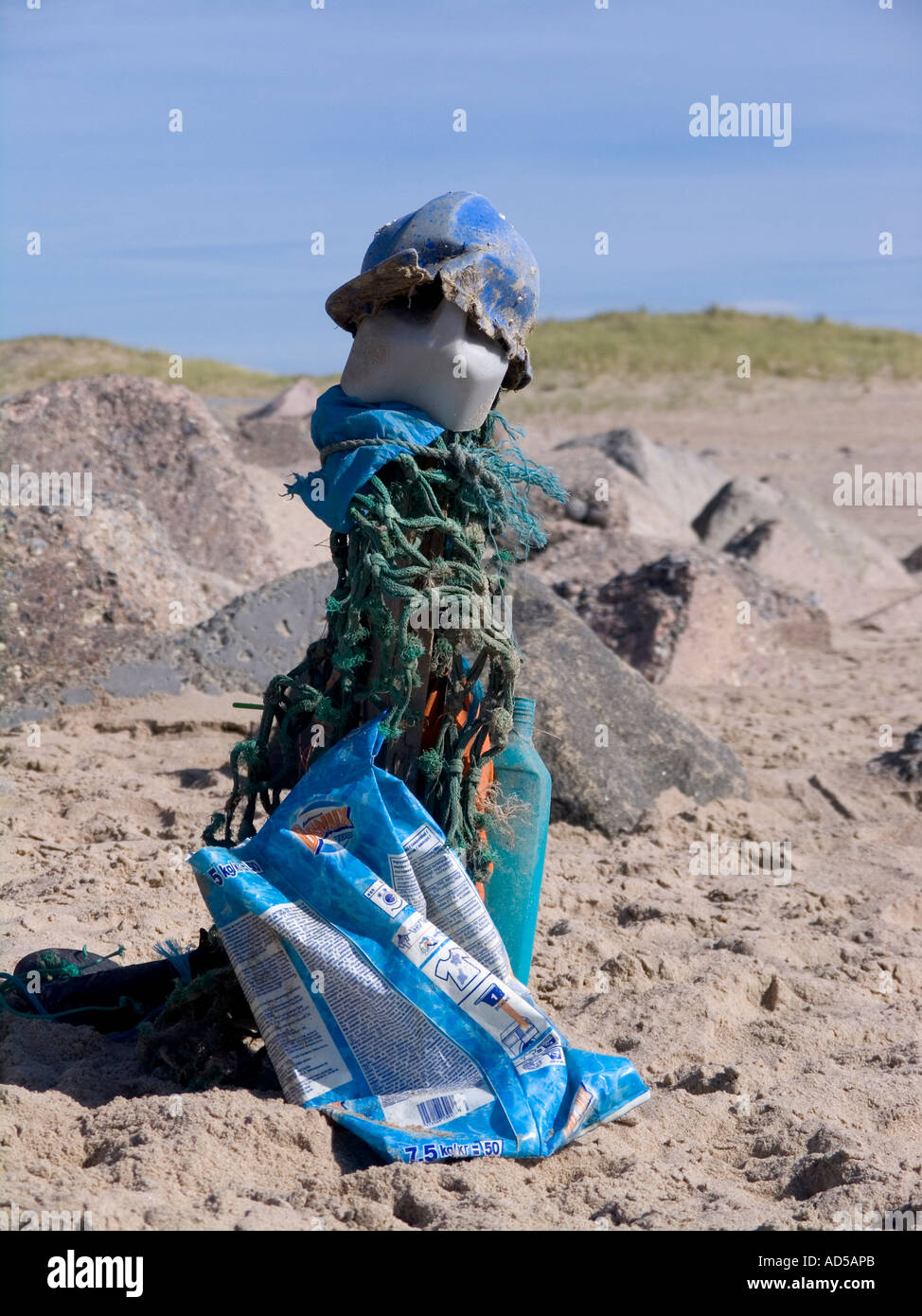 La bambola o spaventapasseri realizzati dal garbage lavato una shore westcoast dello Jutland in Danimarca Testamonial dell'inquinamento degli oceani Foto Stock