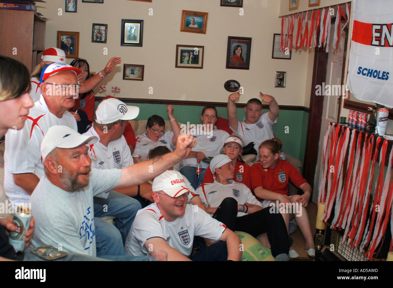 In Inghilterra i tifosi di calcio in casa,guardare la partita in tv Foto Stock