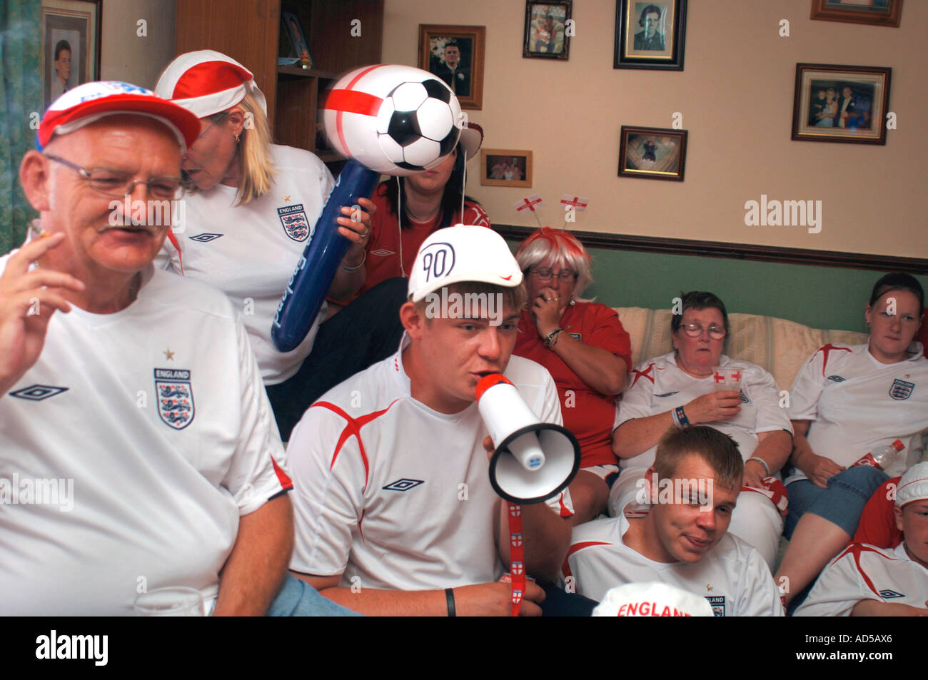 In Inghilterra i tifosi di calcio in casa,guardare la partita in tv Foto Stock