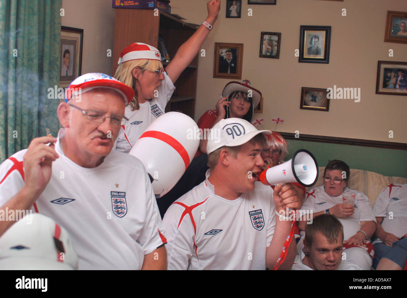 In Inghilterra i tifosi di calcio in casa,guardare la partita in tv Foto Stock