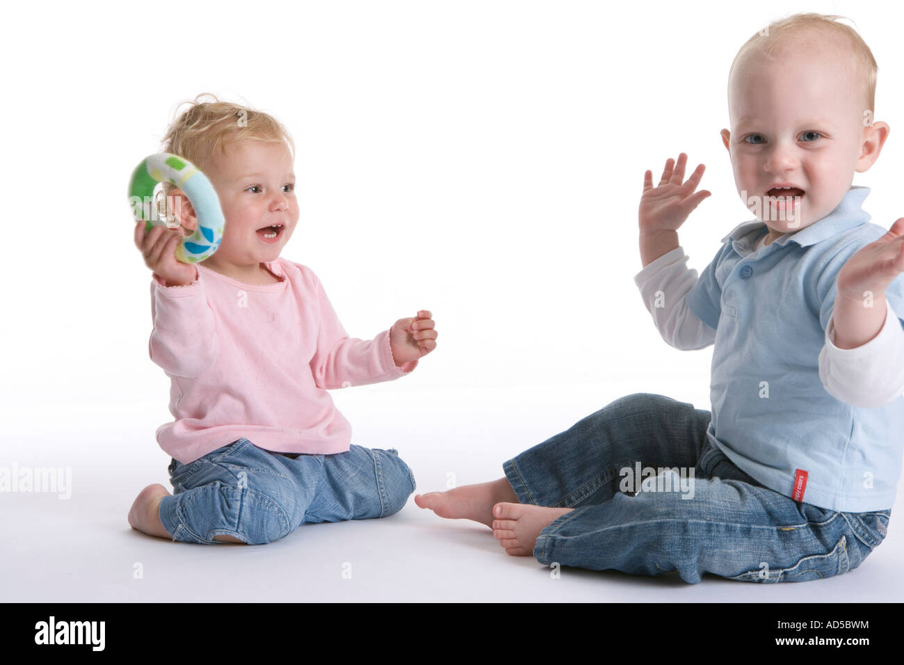Piccolo Ragazzo e ragazza litigare su un anello giocattolo Foto Stock