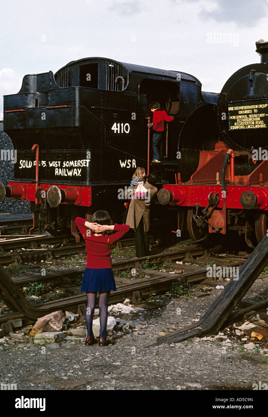 Ritirato locomotive a vapore in attesa di essere salvato da Barry scrapyard. 1975 Foto Stock