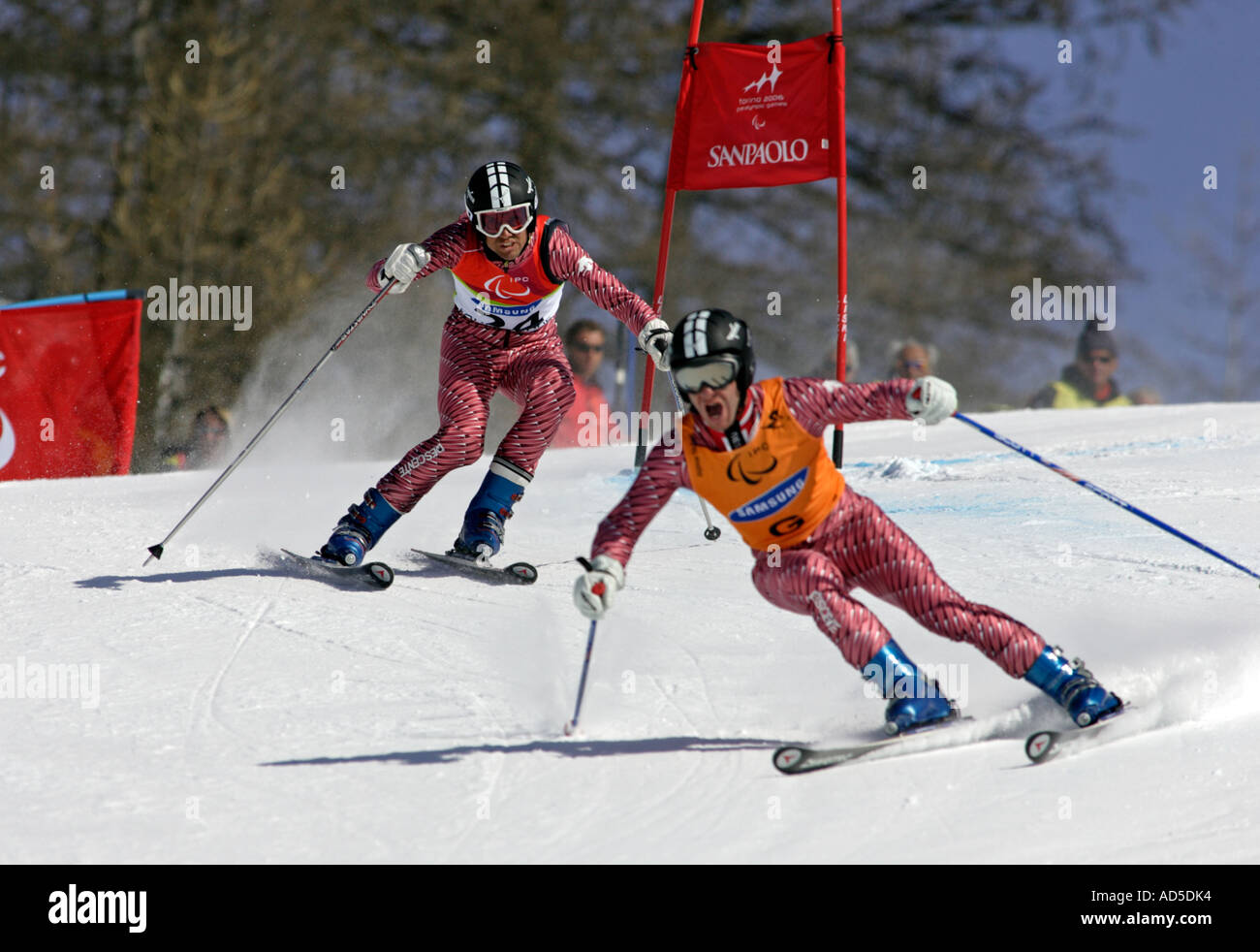Eric Villalon di Spagna segue le grida della sua guida sul suo modo di una medaglia di bronzo nella mens Sci Alpino Slalom Gigante VI Foto Stock
